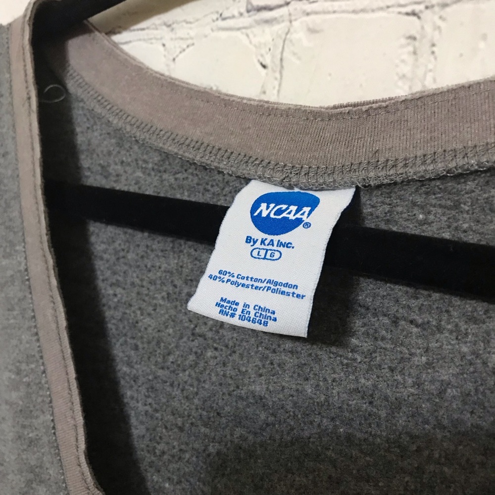 Deep-V UGA Pullover - Picture 6 of 7